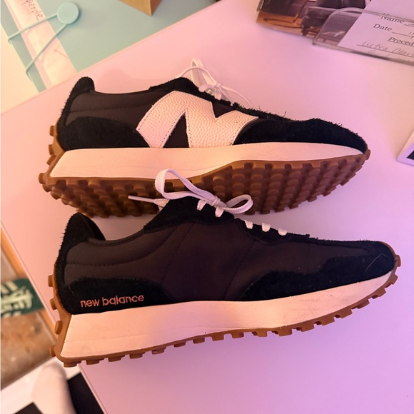 NEW BALANCE 327 Women’s Sneakers - Black/White/Gum - 7.5 - Picture 9 of 12